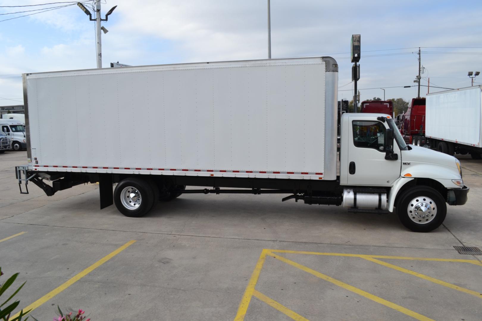 2020 WHITE /BLACK INTERNATIONAL MV 607 with an CUMMINS B6.7L 260HP engine, ALLISON 2500RDS AUTOMATIC transmission, located at 9172 North Fwy, Houston, TX, 77037, (713) 910-6868, 29.887470, -95.411903 - Photo#3